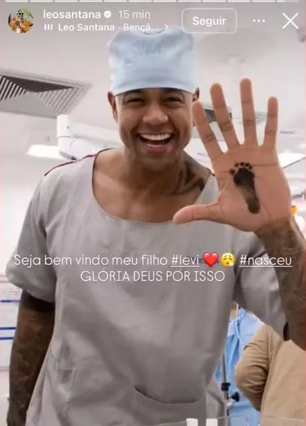 Leo Santana publica foto com a mão carimbada com os pés do filho