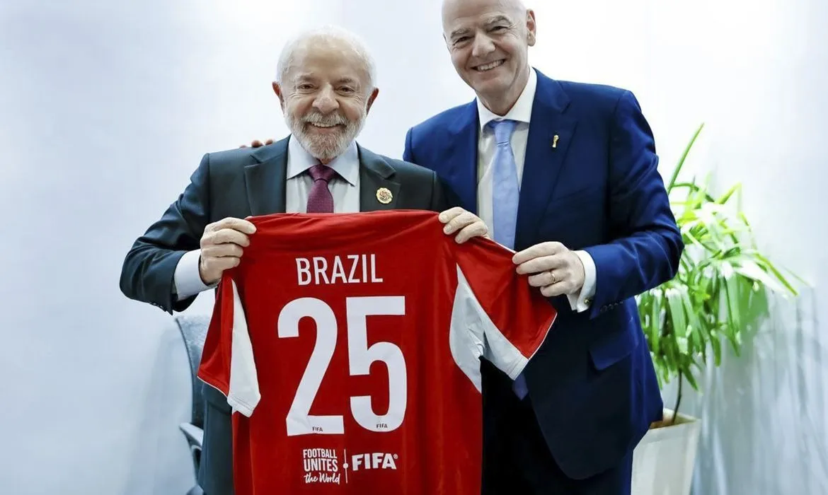 Lula também aproveitou para falar do futebol brasileiro e exaltou a conquista do time feminino do Corinthians