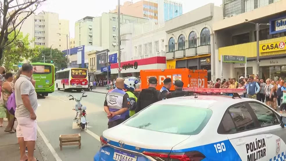 De acordo com o Corpo de Bombeiros, o acidente aconteceu por volta das 13 horas