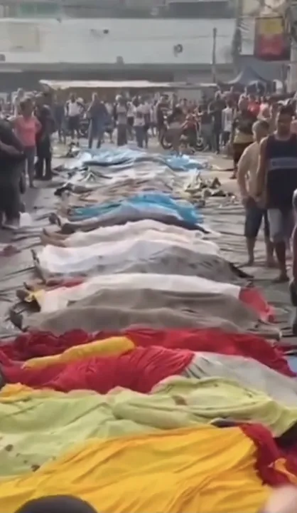 Moradores levaram pelo menos 55 corpos para a Praça São Lucas