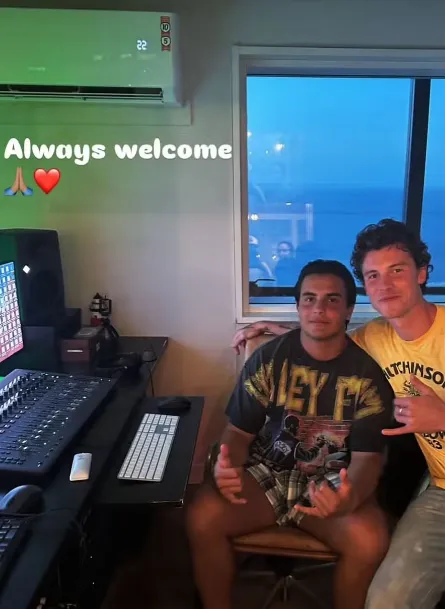 O primogênito de Ivete Sangalo recebeu o artista na mansão em que mora com a família