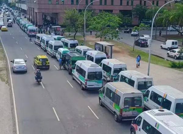Avenida Presidente Vargas,  em direção à Candelária, está ocupada por motoristas de vans do transporte público municipal