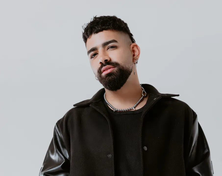 O cantor Dilsinho comanda o último show da festa