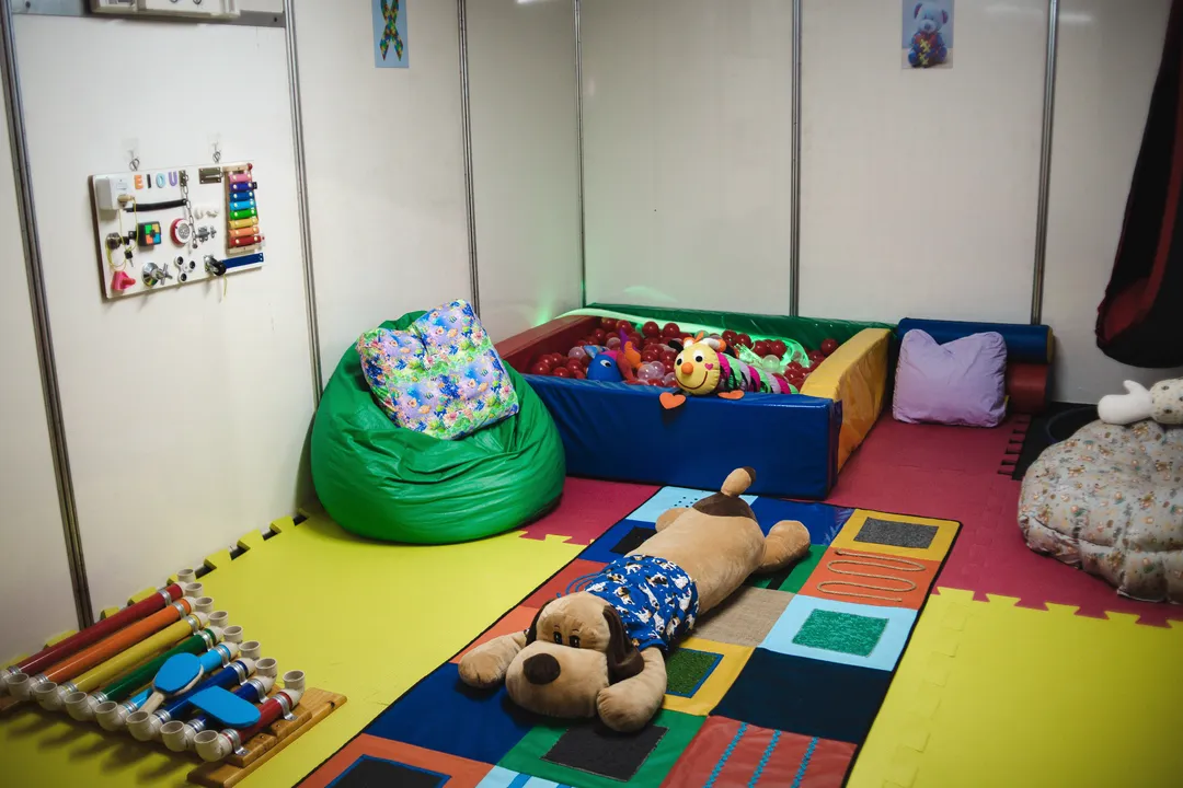 A estrutura conta com abafadores de ruído, óculos escuros, brinquedos sensoriais e uma equipe multidisciplinar especializada