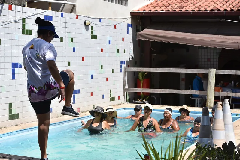 A iniciativa incentiva a prática regular de exercícios físicos entre os idosos, contribuindo para a mobilidade, a disposição e a qualidade de vida