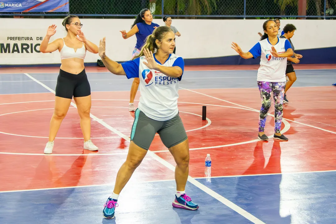 Destinada a pessoas a partir de 16 anos, a prática integra o programa Maricá Esporte Presente da Secretaria de Esportes e oferece atividades que unem música e movimento em uma dinâmica acessível