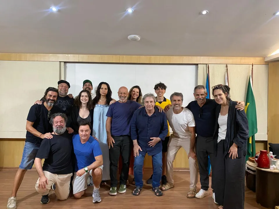 O elenco reúne artistas convidados e talentos da cidade