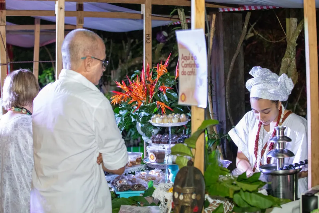 A programação inclui vivências com a realeza africana, além de apresentações de tambores, dança, música, saberes ancestrais e gastronomia tradicional