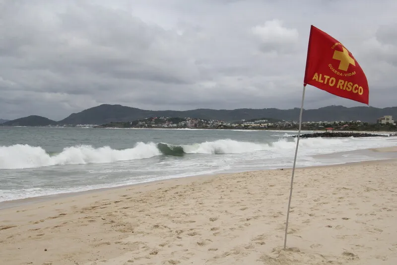 Segundo o alerta, ondas podem atingir entre 2,5 e 3 metros de altura