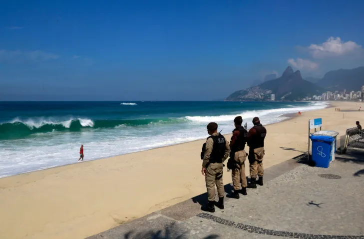 Evite banho de mar e a prática de esportes aquáticos em áreas com condições de ressaca