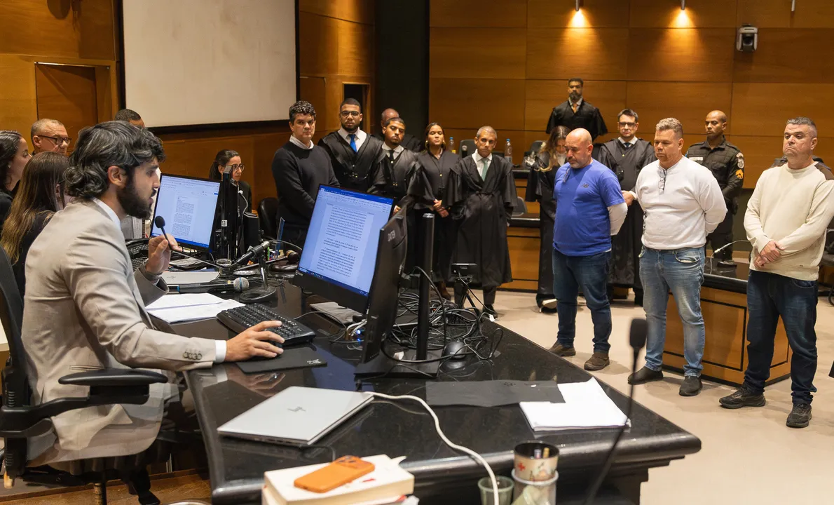 O magistrado faz a leitura da sentença após decisão do III Tribunal do Júri