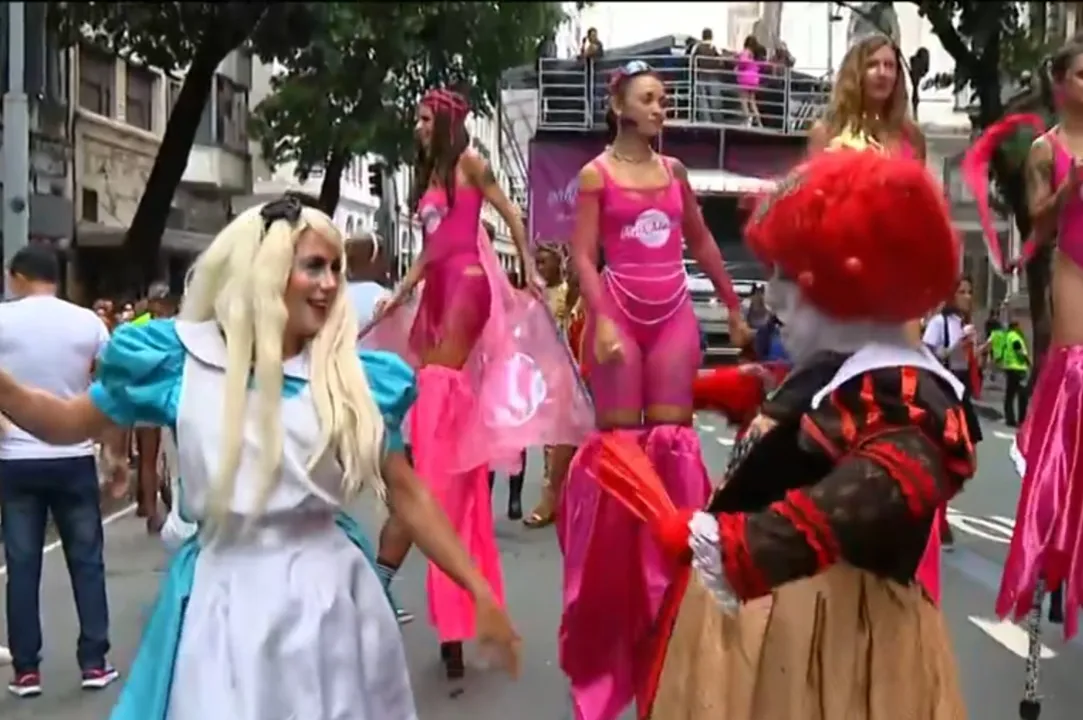 Inspirado no universo de Alice no País das Maravilhas