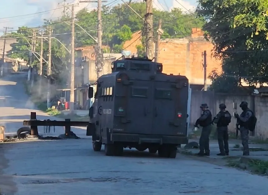 Operação Contenção busca cumprir mandados de prisão e busca e apreensão contra suspeitos do Comando Vermelho