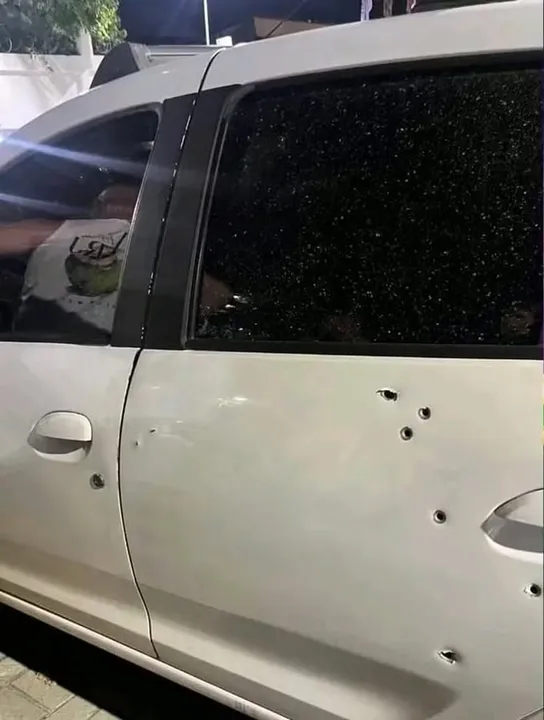 Carro da vítima foi alvo de tiros