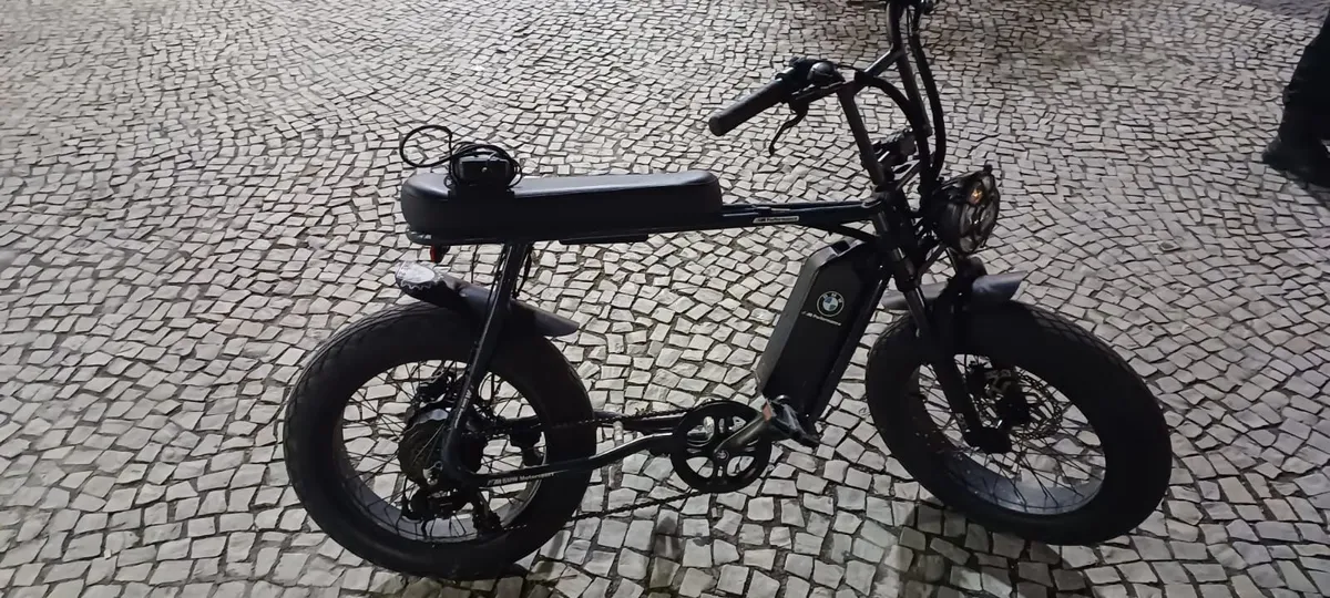 O acusado entrou em contato com as vítimas exigindo dinheiro para devolver a bicicleta elétrica