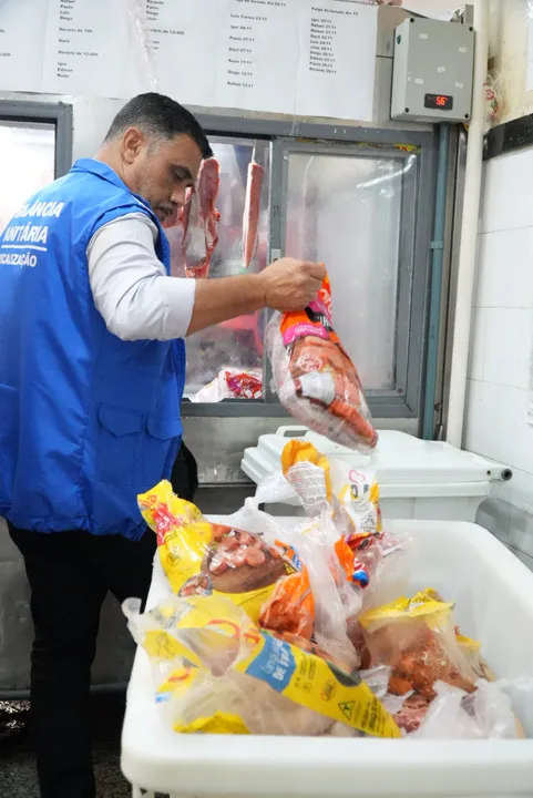 Foram descartados carne de frango. carne bovina, linguiça, carne suína, carne salgada e filé de peixe por não terem autorização para venda