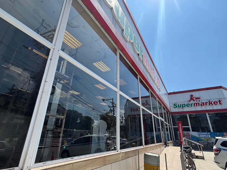 Vidraça frontal do supermercado foi trocada