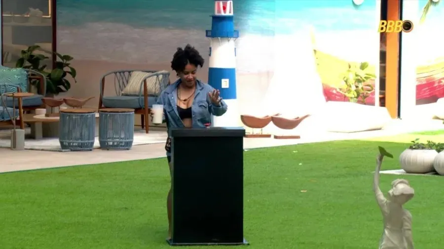 Milena apertou botão misterioso