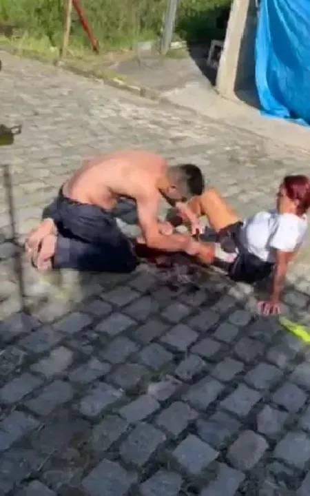 Mulher foi socorrida por vizinhos que testemunharam o ataque