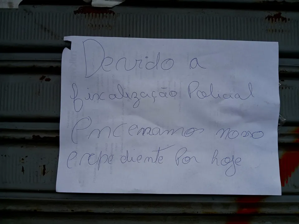 Segundo os relatos, as interrupções não seriam causadas por falhas técnicas, mas por ações criminosas ligadas ao controle do serviço por grupos armados que atuam na região