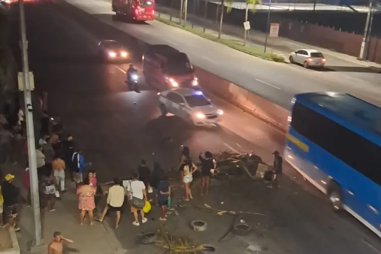 Moradores protestaram próximo à passarela de Inoã, em Maricá