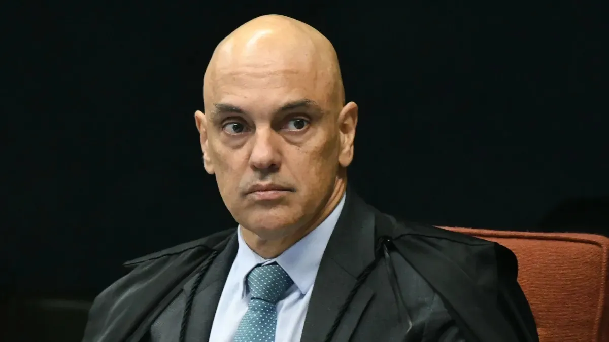 O ministro do STF Alexandre de Moraes deu um prazo de 24 horas para que a defesa de Bolsonaro apresentasse explicações sobre a publicação feita por Eduardo