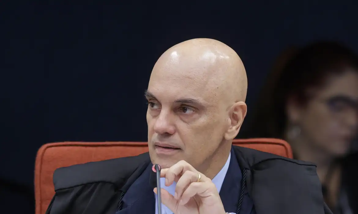 Alexandre de Moraes solicita transferência de Jair Bolsonaro para Papudinha