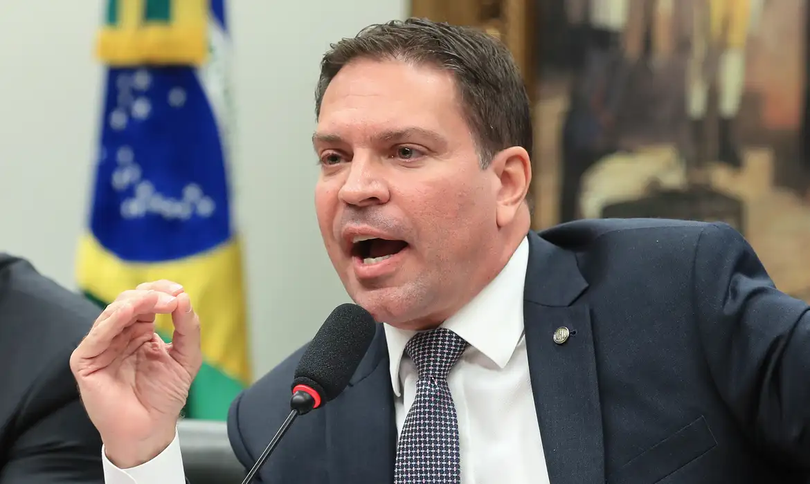 Em setembro, Ramagem fugiu do país para evitar o cumprimento da pena e está morando em Miami