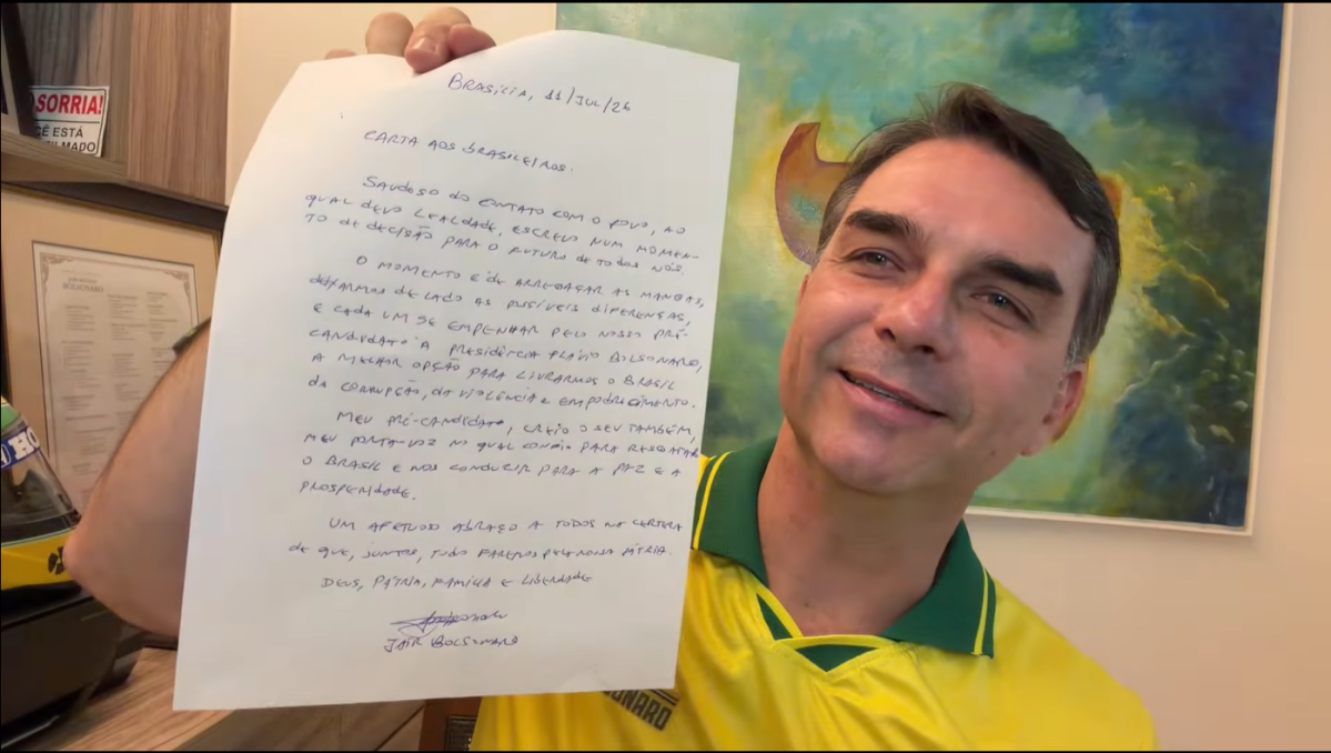 Moraes suspende visitas de Flávio ao pai Jair Bolsonaro por 90 dias