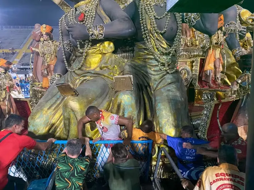 Acidente com carro alegórico da União de Maricá