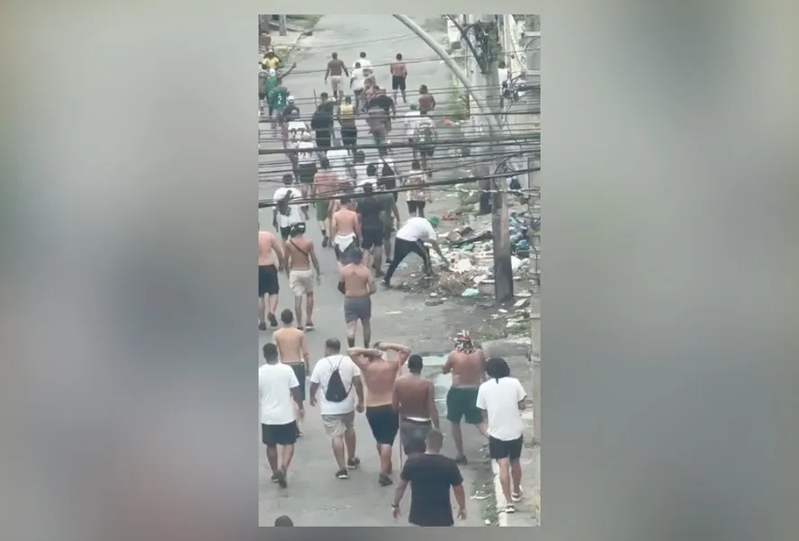 O homem chegou a ser jogada em um rio, mas foi socorrido pela PM