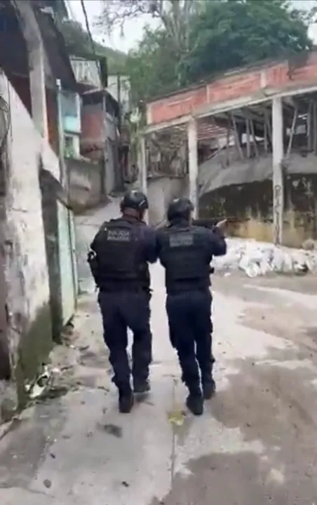 A operação é realizada por militares do 12º BPM (Niterói)