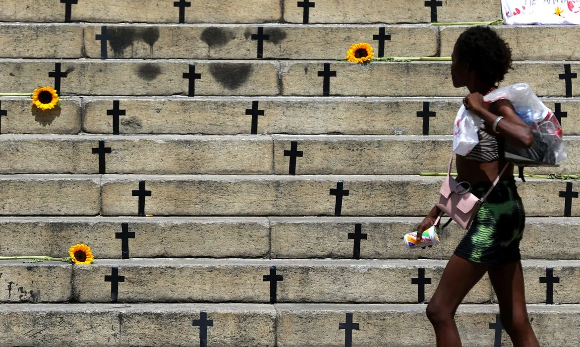 As tentativas de feminicídio, segundo o Anuário, também continuaram a crescer em 2025