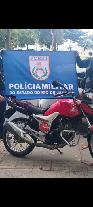 Motocicleta furtada em Nova Iguaçu foi recuperada por policiais militares no Largo da Batalha, em Niterói