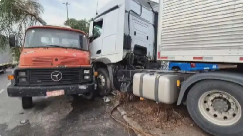 Os criminosos fugiram sem levar a carga, que era de chocolate
