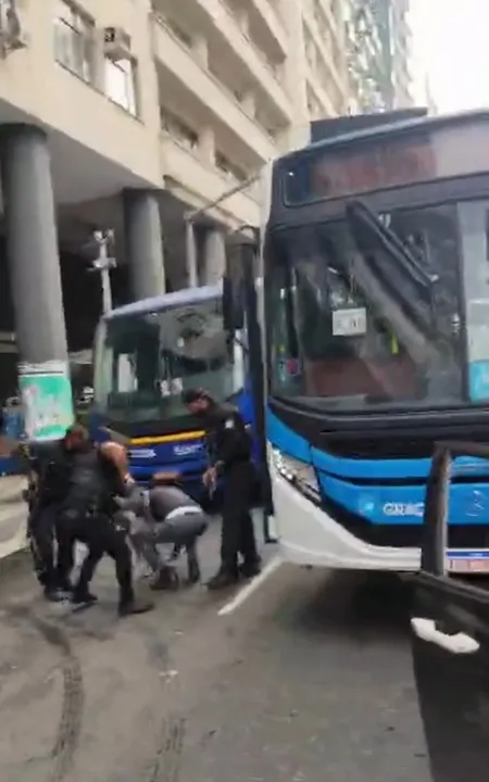 O homem foi preso ainda na Avenida Presidente Vargas, no Centro do Rio