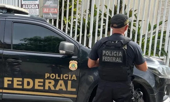 Segundo a PRF, um dos detidos tinha um mandado de prisão em aberto por receptação