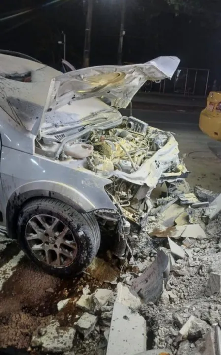 O condutor perdeu o controle do carro e colidiu com uma moto