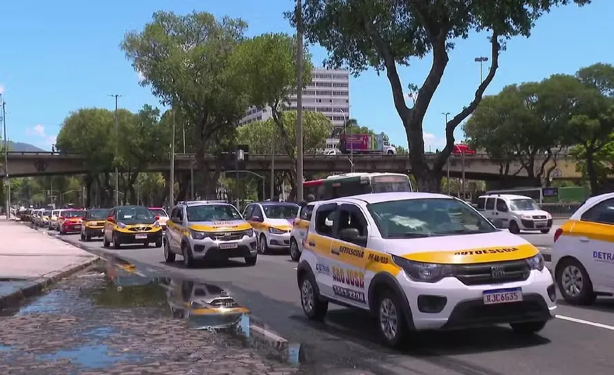 Motoristas fazem protesto na Avenida Presidente Vargas, no Centro do Rio