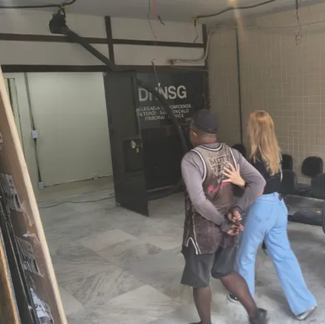 Os investigadores tentam localizar e prender os outros participantes do crime