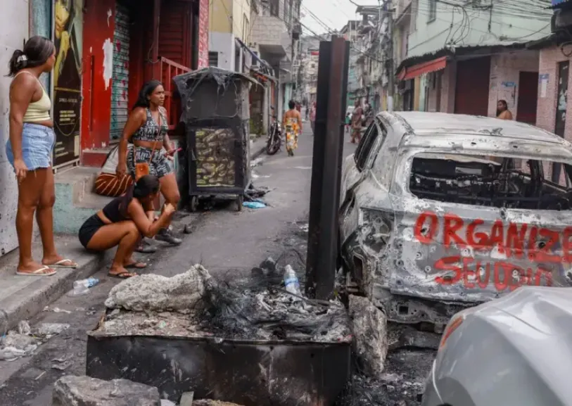 Organizações como a Coalizão Negra por Direitos, Mulheres Negras Decidem, e entidades comunitárias dos territórios do Complexo da Penha e do Complexo do Alemão