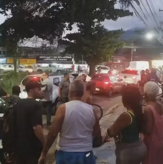 A vítima é viúva do ex-policial militar André Elias Pereira de Oliveira, conhecido como Deco