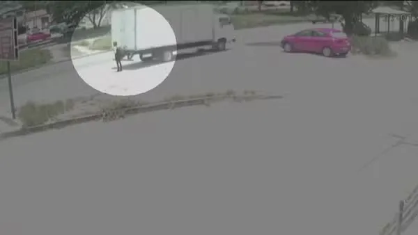 O caminhão atingiu e arrastou a mulher