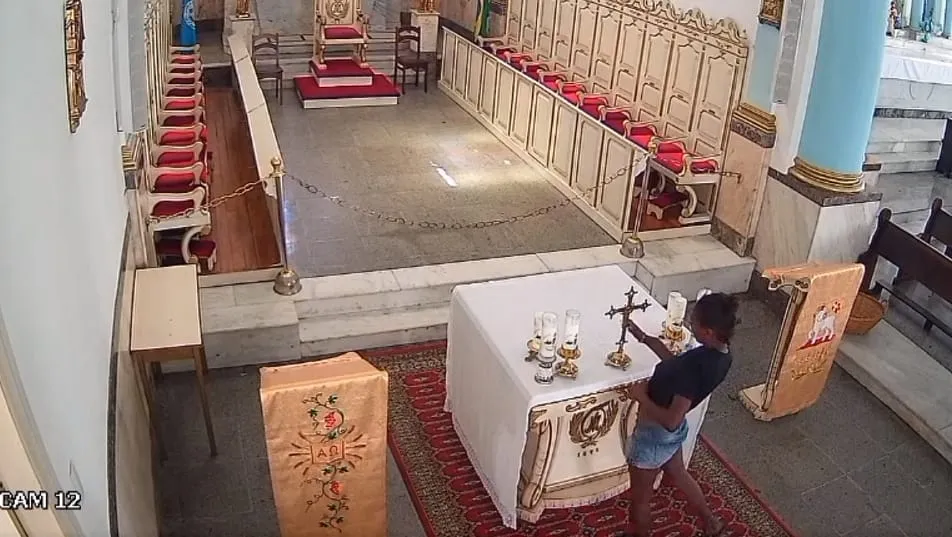 As imagens mostram o objeto apoiado sobre uma estrutura no altar