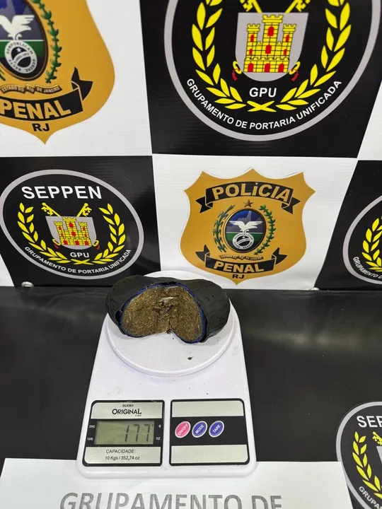 A mulher e o material ilícito foram encaminhados à 34ª DP (Bangu)