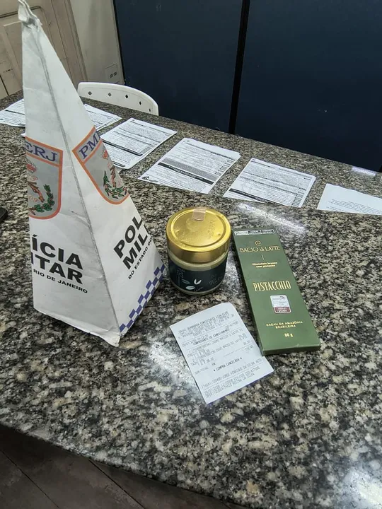 Ambos de uma marca importada, no valor de R$ 116,45