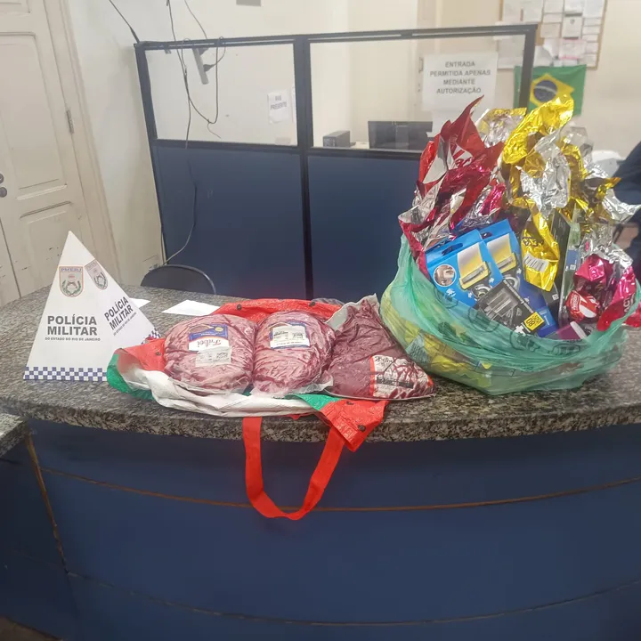 acusada, de 37 anos, foi detida com os itens ainda em sua posse