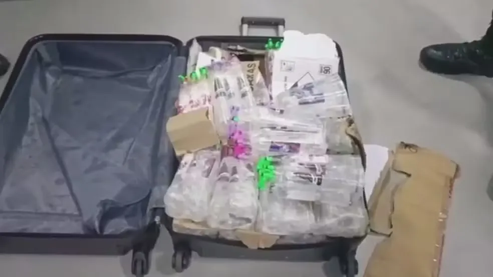 A mulher alegou que recebeu a mala fechada de uma amiga, no Complexo da Maré