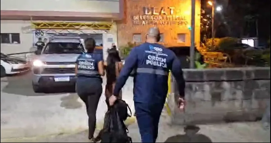 Mulher com 29 aparelhos de telefones celular é conduzida à DP