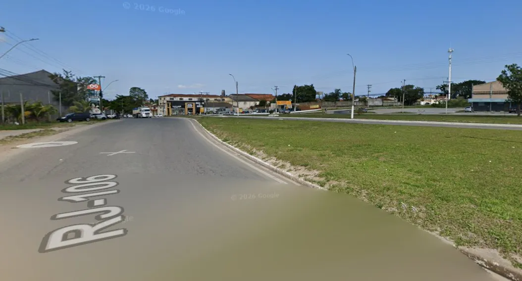 Devido ao acidente, uma faixa da RJ-106 precisou ser parcialmente interditada para garantir a segurança dos trabalhadores de resgate